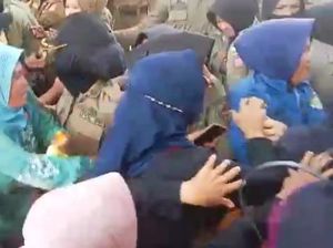Demo Emak-emak di Konawe Kepulauan gegara Tambang Cemari Air Bersih Demo Emak-emak di Konawe Kepulauan gegara Tambang Cemari Air Bersih
