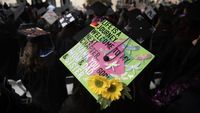 Enggak Biasa, Topi Toga di Kampus Los Angeles Penuh Gambar dan Warna