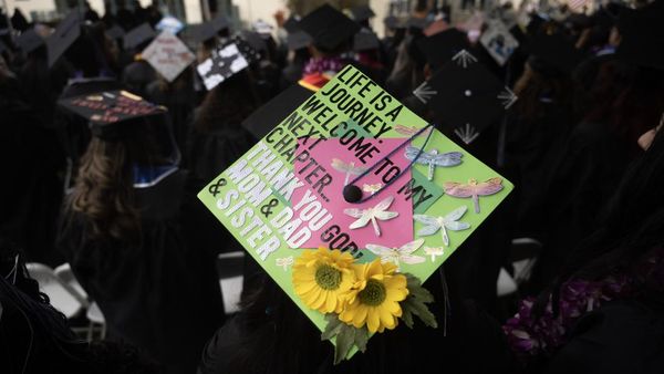 Enggak Biasa, Topi Toga di Kampus Los Angeles Penuh Gambar dan Warna