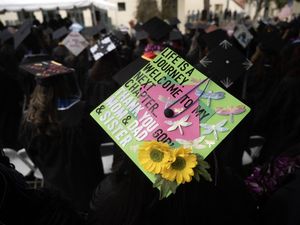 Enggak Biasa, Topi Toga di Kampus Los Angeles Penuh Gambar dan Warna