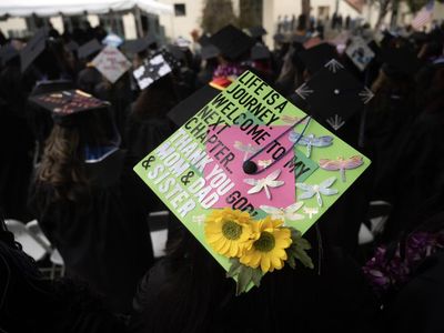 Enggak Biasa, Topi Toga di Kampus Los Angeles Penuh Gambar dan Warna