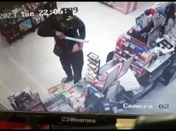 Viral! Pria Bawa Golok Rampok Minimarket di Cisarua KBB