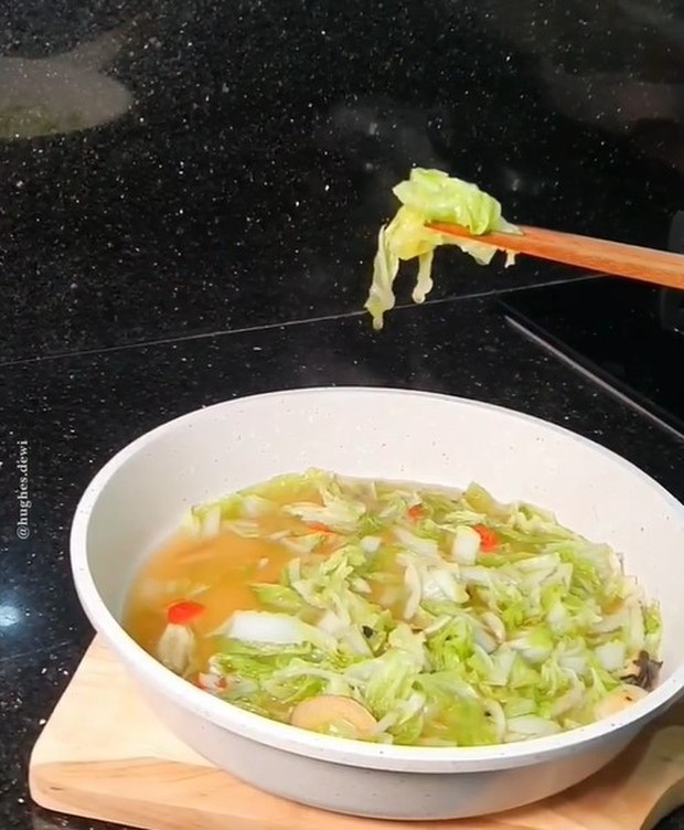 Foto: instagram.com/hughes.dewi Tumis Sawi Pelangsing