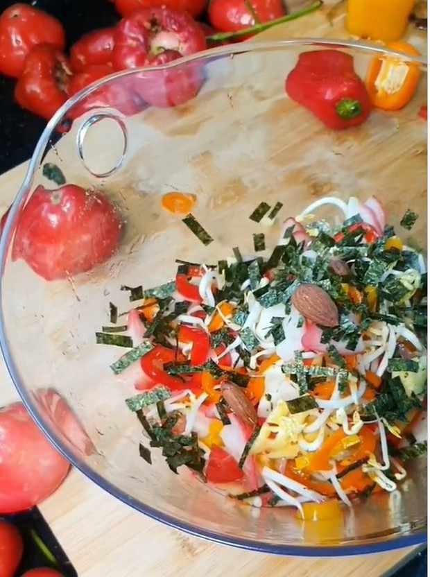 Foto: instagram.com/hughes.dewi asinan segar