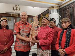 Diberi Wayang Prabu Kresna, Ganjar Didukung Dalang Se-RI Nyapres