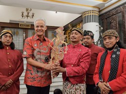Hadiahkan Wayang Prabu Kresna, Paguyuban Dalang Dukung Ganjar Jadi Capres