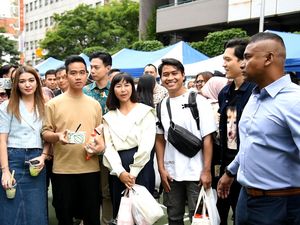 Gibran-Selvi Kunjungi Booth UMKM di Korea, WNI Berbondong-bondong Antre