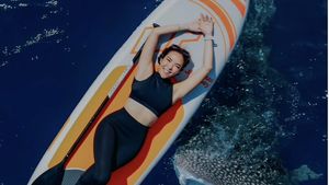 Gaya Gisella Anastasia Pose Bareng Hiu Paus di Laut Gorontalo