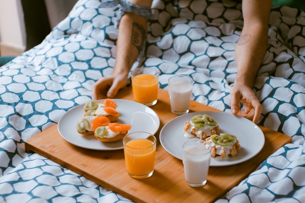 Ilustrasi makan saat sarapan. /Foto: Unsplash.com/Toa Heftiba.