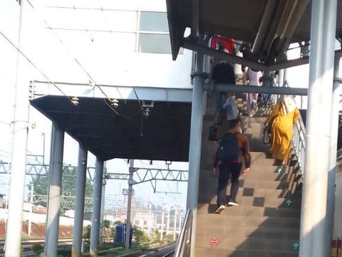 Jalan peron sempit di Stasiun Serpong (Rakhmad Hidayatulloh Permana/detikcom)