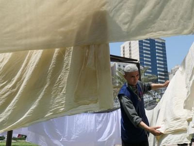 Jemaah Haji Asal China Cuci Kain Kafan dengan Air Zamzam