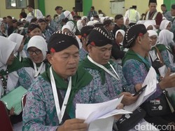 Tampil Beda! Jemaah Haji Asal Gunungkidul Kompak Pakai Blangkon