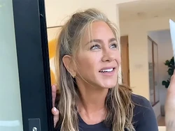 Jennifer Aniston Banjir Pujian Setelah Ekspos Rambut Ubannya