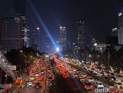 Kawasan Semanggi Macet Parah, Mobil dan Motor Serobot Busway