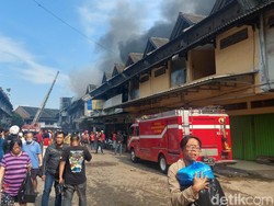 Ruko ATK dan Plastik Terbakar di Pasar Caringin Bandung
