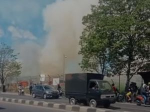 Lahan di Kawasan Bandara Sultan Hasanuddin Makassar Terbakar