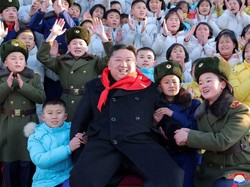 Saat Pemuda Korut Ramai-ramai Sumbang Peluncur Roket ke Militer