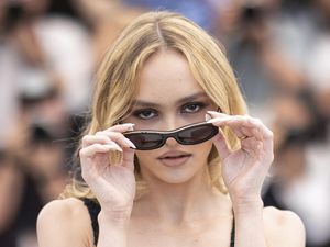 Adegan Seks Lily-Rose Depp di The Idol Jadi Kontroversi, Begini Pembelaannya Adegan Seks Lily-Rose Depp di The Idol Jadi Kontroversi, Begini Pembelaannya