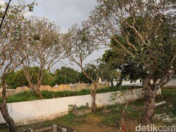 Cerita Siluman Serigala hingga Mata Segede Cawan di Makam Mr X Mojokerto