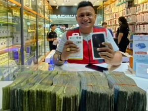 Kisah Jukir Makassar Beli iPhone Modal Uang Pecahan Rp 2.000 Kisah Jukir Makassar Beli iPhone Modal Uang Pecahan Rp 2.000