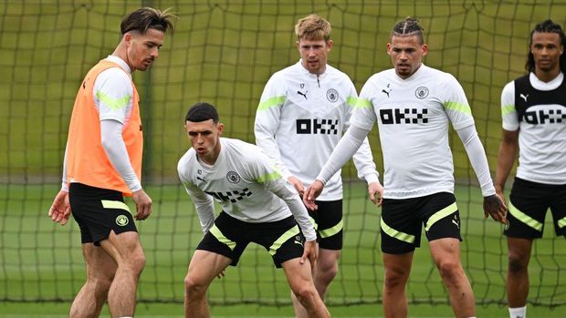 (From L) Manchester City's English midfielder Jack Grealish, Manchester City's English midfielder Phil Foden, Manchester City's Belgian midfielder Kevin De Bruyne and Manchester City's English midfielder Kalvin Phillips eye the ball as they take part in a team training session at Manchester City training ground in Manchester, north-west England on June 6, 2023, ahead of their UEFA Champions League final football match against Inter Milan. (Photo by Paul ELLIS / AFP) (Photo by PAUL ELLIS/AFP via Getty Images)