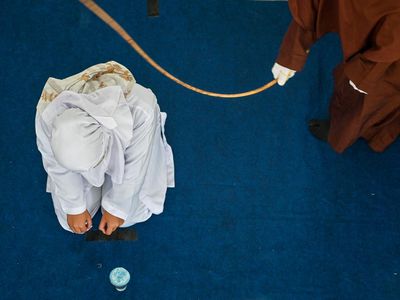 Melihat Eksekusi Hukum Cambuk di Aceh