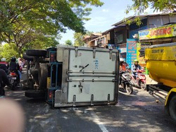 Mobil Boks Terguling di Jagir Wonokromo Bikin Macet