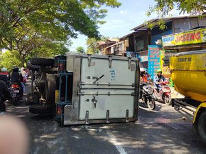 Mobil Boks Terguling di Jagir Wonokromo Bikin Macet Mobil Boks Terguling di Jagir Wonokromo Bikin Macet