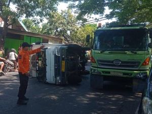 Mobil Boks Terguling di Jagir Wonokromo karena Hindari Penyeberang Jalan Mobil Boks Terguling di Jagir Wonokromo karena Hindari Penyeberang Jalan