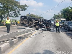 Mobil Pengisi ATM Terguling Hindari Motor Nyelonong di Lamongan