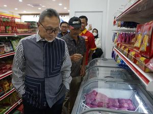 Momen Zulhas Resmikan Pembukaan Minimarket Produk Lokal di Malaysia Momen Zulhas Resmikan Pembukaan Minimarket Produk Lokal di Malaysia