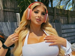 Model Ini 3 Kali Operasi Payudara, Kini Akan Melelang Bekas Implan Payudaranya