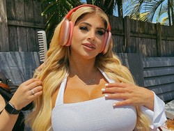 Model Ini 3 Kali Operasi Payudara, Kini Akan Melelang Bekas Implan Payudaranya