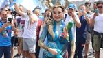 Foto: Model Pakai Body Painting di Pesta Juara Napoli