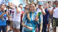 Paola melumuri tubuhnya dengan warna biru, warna kebanggaan I Partenopei. Paola langsung mencuri perhatian (Instagram/paolinasaulino)