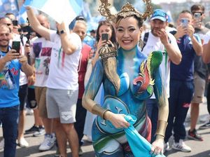 Ikut Pesta Juara Napoli, Model Ini Hanya Pakai Body Painting