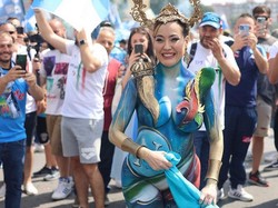 Ikut Pesta Juara Napoli, Model Ini Hanya Pakai Body Painting