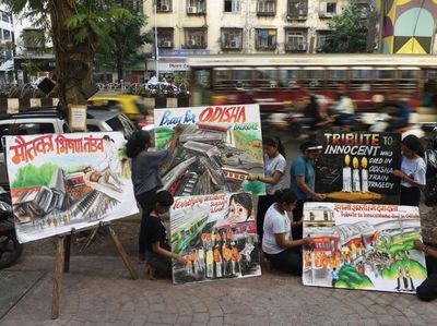 Pelajar India Beri Penghormatan Korban Kecelakaan Kereta Lewat Lukisan