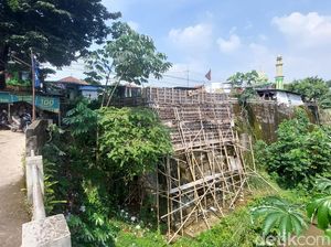 Dilanjut Juli, Tembok Antilongsor Dibuat Memanjang ke Jembatan 3 Cilebut Dilanjut Juli, Tembok Antilongsor Dibuat Memanjang ke Jembatan 3 Cilebut
