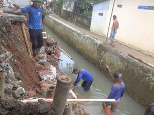 Pemkot Depok Mulai Perbaiki Turap Runtuh Akibat Luapan Kali di Cilodong