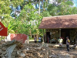 Lansia Lolos dari Maut Saat Rumah Hancur Tertimpa Pohon