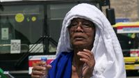Potret Jemaah Haji Melawan Panas yang Menyengat di Makkah