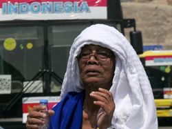 Potret Jemaah Haji Melawan Panas yang Menyengat di Makkah