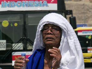 Potret Jemaah Haji Melawan Panas yang Menyengat di Makkah