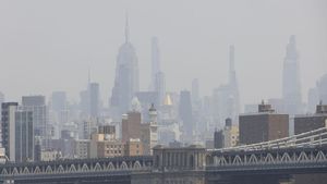 Asap Tebal Selimuti Gedung Pencakar Langit di New York