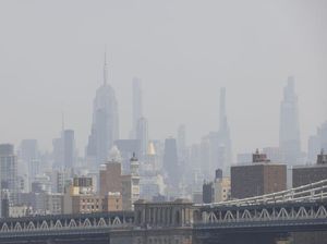 Asap Tebal Selimuti Gedung Pencakar Langit di New York