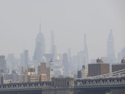 Asap Tebal Selimuti Gedung Pencakar Langit di New York