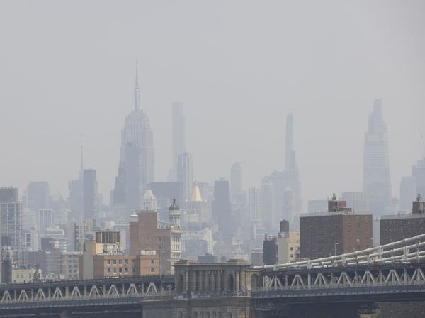 Asap Tebal Selimuti Gedung Pencakar Langit di New York