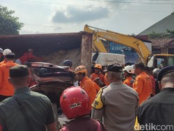 Mobil Tertimpa Truk di Ngaliyan Semarang, Polisi: 2 Tewas-1 Masih Terjepit