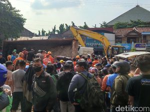 2 Orang Tewas Akibat Mobil Tertimpa Truk di Semarang, 1 Korban Terjepit